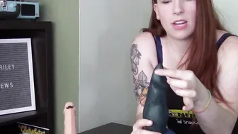 Lily ORiley Reviewing Medium David by Bad Dragon (SFW)