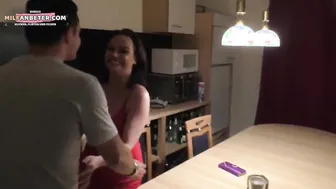 Betrogene Hausfrau hart gefickt und schluckt alles Sperma
