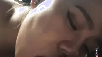 Une asiatique en rasta suce pour retirer le sperme de son ami
