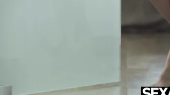 See as this Amazing Naked sexy Masturbates to a Wild Orgasm