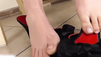 Barefoot Petra Foot offer you the Voluptuous Closeup Foot Performance