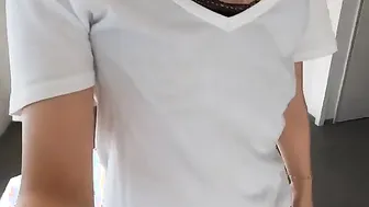 【商業ビルで露出】人の声が聞こえても構わず乳首を露出して弄るOL