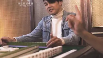 MD-0102 A working women into a homemade mahjong hall