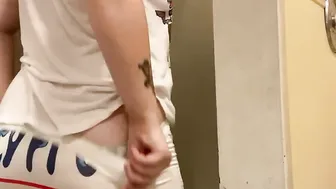 White chick Twerks