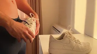 HUGE CREAMPIE INTO STRANGER SNEAKERS WITHOUT HER KNOWING