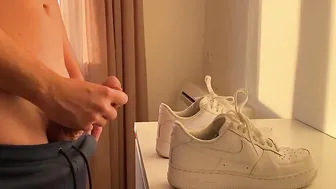 HUGE CREAMPIE INTO STRANGER SNEAKERS WITHOUT HER KNOWING