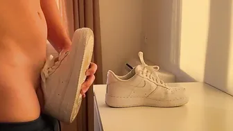 HUGE CREAMPIE INTO STRANGER SNEAKERS WITHOUT HER KNOWING