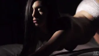 Behind-The-Scenes Footage of Sexy Model's Photo Shoot with Celebrity Photographer