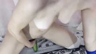 Дрочу огурцом моя киска очень горяча и я сейчас кончу