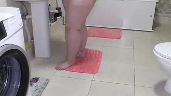 A older bbw with a perfect booty into lingerie washes the floor