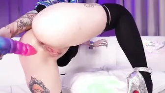 Evelynn use sex toys and sex with huge dick