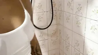 Gigantic booty dark hair doing STRIP inside the tub and masturbating her leaking