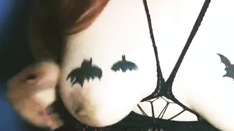 Jugando Con Mis Tetas Antes De La Fiesta De Halloween 