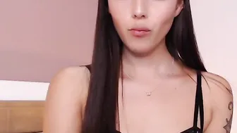 Colombian webcamer with an angelic face shows her attributes
