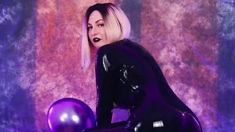 Looner Bondage cougar with air balloon into rubber