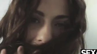 Gorgeous naked Bae masturbates to a wild orgasm