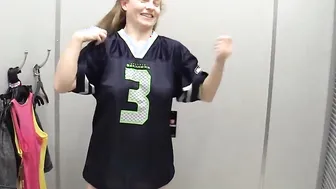 Chesty Yanks cougar Lili Sparks Grooms Herself