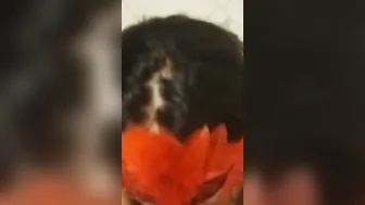 SE LA MAMO AL PRIMO DE MI ESPOSO MIENTRAS EL ESTÁ TRABAJANDO TIENE UNA RICA VERGA