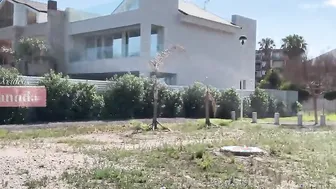 BOMBSHELL GOES TO A STRANGERS HOUSE BLOWS DICK AND FUCKS LIKE A
