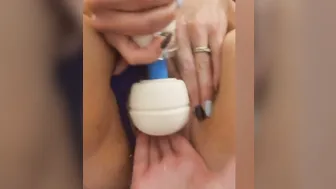 Squirting mom Getting four-Finger Hand Plowed