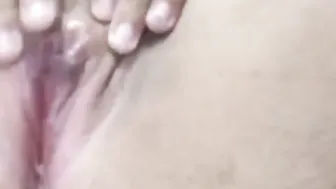 Chica virgen y su delicioso coño