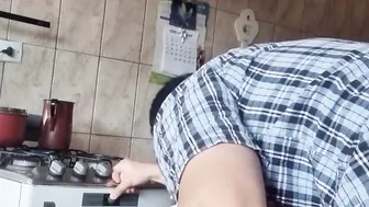 Brand new caught cougar inside the kitchen