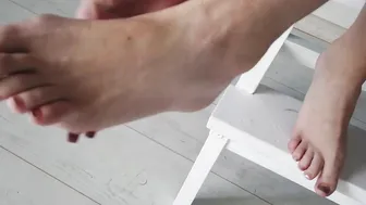A chicks Toes Play