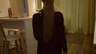 DEBT4k. Mann kommt zum russischen Schuldner und bohrt shaved rasierte Muschi