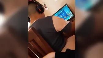 Me corro mientras mi novio juega League of Legends