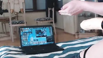 Cum performance fuckmachine and gigantic toy