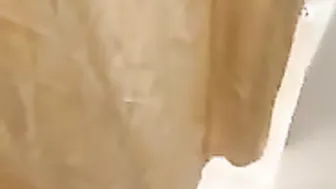 Mentre mi provo i pantaloni nel camerino mi viene il cazzo duro