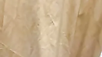 Mentre mi provo i pantaloni nel camerino mi viene il cazzo duro