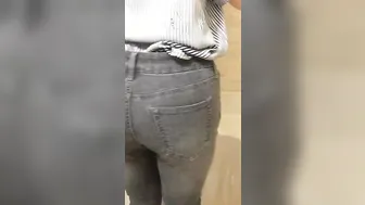 デニムパンツを穿いたままお漏らししてえっちなシミを公開しちゃう素人女子