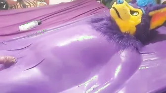 help i get teased and while stucking into a vak bed :O