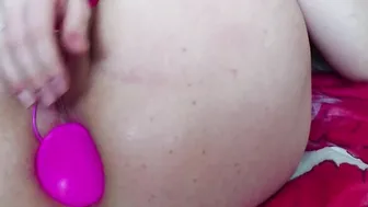Student put a gigantic anal plug with vibration inside the booty