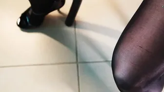 I gotten a hand job at the office from my beauty older milf boss wearing panties and high heels