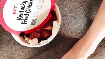 Feeding my girlfriend KFC with my Hot foot toes bondage mukbang