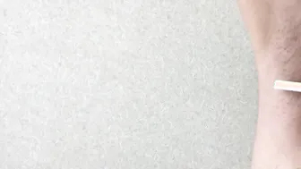 Shave the fluffy armpits and performance the bald armpits
