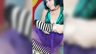 Elf cunt with mouth takes off shoes and thigh highs
