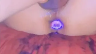 Mi nNOVIO y yo divirtiéndonos con un gran y rosa PLUG ANAL