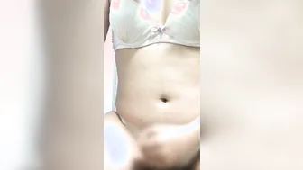 【個人撮影】ぽっちゃりな彼女は手コキ中もちんぽを食べたがる