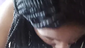 Une femme noire aspire la petite bite dun blanc