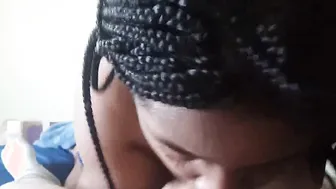 Une femme noire aspire la petite bite dun blanc