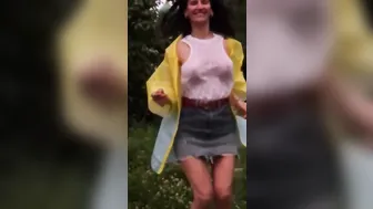 Прыгающие сиськи в центре города