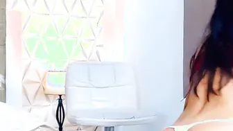 She knows how to attract guys with her hips and bubble booty