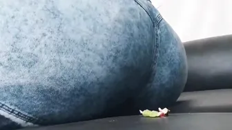 Giantess Débora Vs small army