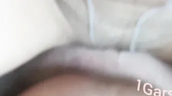 Levier de vitesse dans la chatte il lui sperme dessus