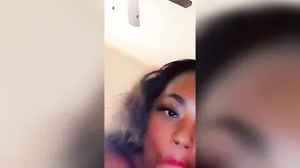 Bombshell Cutie suck gigantic vibrator