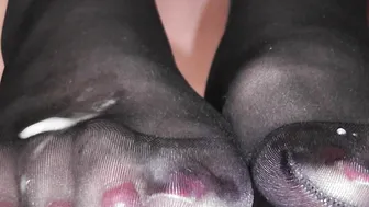 Cum on tights toes