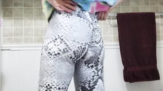 Nerdy Faery Getting New Leggins. Close up Piss